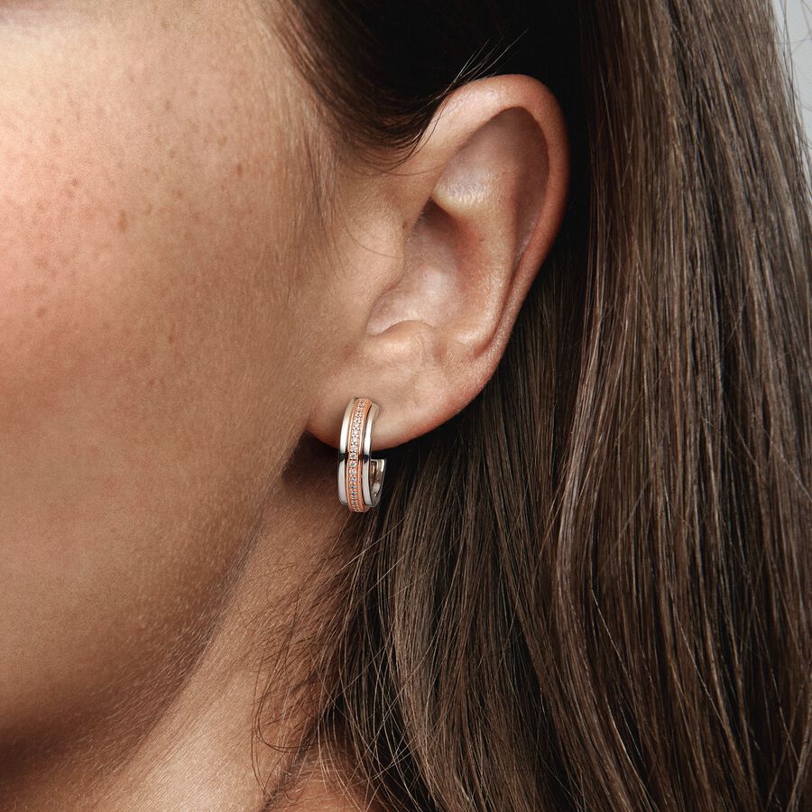 Pendientes de Aro Logo y Pavé en Dos Tonos Pandora Signature