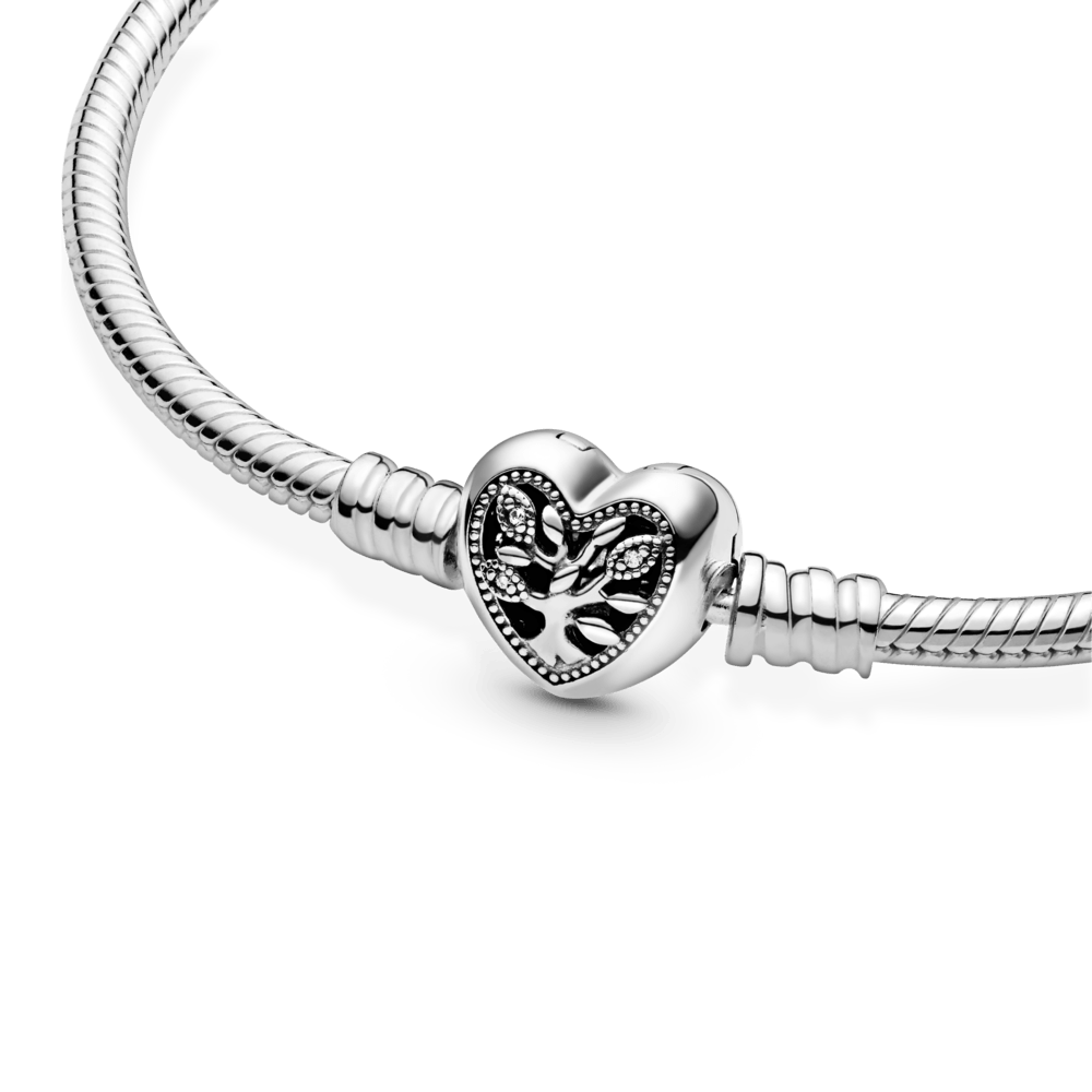 Brazalete cadena de serpiente Pandora Moments con broche de corazón decorado con el árbol de familia