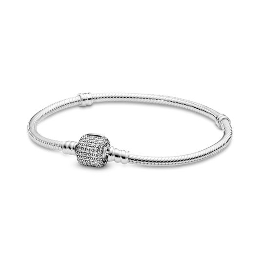 Brazalete Pandora Moments cadena de serpiente con broche de pavé centelleante