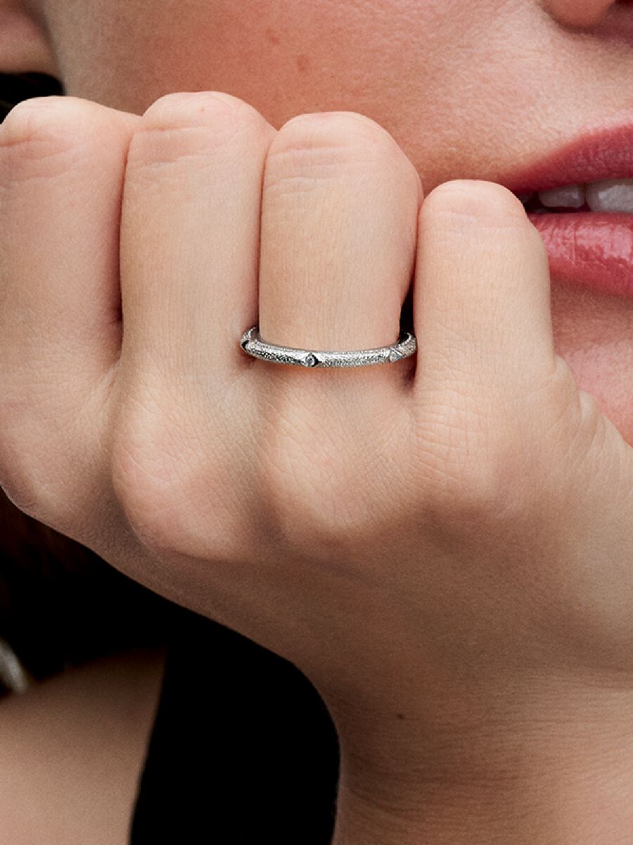 Anillo Textura y Gemas